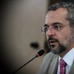 POLÍTICA‘Vou tapar o nariz e votar em Bolsonaro’, afirma Weintraub