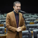 Janones desiste de disputar a Presidência e anuncia apoio a Lula: “Estamos juntos”