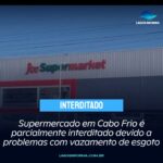 Supermercado em Cabo Frio é parcialmente interditado devido a problemas com vazamento de esgoto