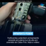 Traficantes ostentam armamento pesado em plena luz do dia em avenida de Cabo Frio. Veja o vídeo:
