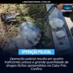 Operação policial resulta em quatro traficantes presos e grande quantidade de drogas ilícitas apreendidas na Cabo Frio. Confira: