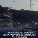 Tombamento de caminhão espalha mármore na rotatória do trevo de Búzios