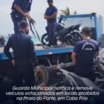 Guarda Municipal notifica e remove veículos estacionados em locais proibidos na Praia do Forte, em Cabo Frio