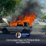 Carro pega fogo no Parque Bule, em Cabo Frio