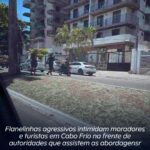Flanelinhas agressivos intimidam moradores e turistas em Cabo Frio na frente de autoridades que assistem as abordagens