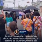 Profissionais da Educação de São Pedro da Aldeia fazem manifestação debaixo de chuva em protesto por reivindicações