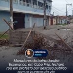 Moradores do bairro Jardim Esperança, em Cabo Frio, fecham rua em protesto por descaso público com os buracos da via