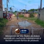 Moradores de São Pedro da Aldeia reivindicam melhorias habitacionais e fecham rua em forma de protesto