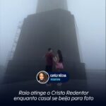 Raio atinge o Cristo Redentor enquanto casal se beija para foto