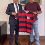 Deputado estadual Dr. Serginho recebe ídolo do Flamengo em seu gabinete na Alerj