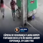 Câmera de segurança flagra homem furtando bicicleta no bairro Jardim Esperança, em Cabo Frio