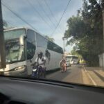 Moradores de Búzios se preocupam com aumento de ônibus de turismo na via alternativa durante horário de pico