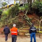 Deslizamento de terra afeta dois quiosques no canto esquerdo de João Fernandes em Búzios neste domingo (24)