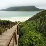 Acesso ao Pontal do Atalaia, em Arraial do Cabo, continua suspenso para turistas e visitantes