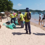 Mutirão de limpeza na Praia do Canto, em Búzios, reuniu cerca de 50 voluntários