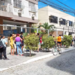 Eleitores esperam cerca de seis horas na fila do TRE-RJ em Cabo Frio para serem atendidos