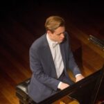 Recital de piano clássico em Cabo Frio destaca jovem pianista André Schmidt