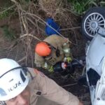 Um homem ficou ferido em estado grave depois do carro capotar e cair de ponte na RJ-106