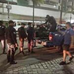 Guardas municipais são atropelados por motociclista na contramão em Cabo Frio