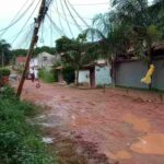 Moradores do bairro Maria Joaquina, em Cabo Frio, denunciam risco de queda de poste na região