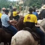 Comitiva de cavalos passa em Búzios em comemoração à “Resenha dos Cavalos”. Veja o vídeo