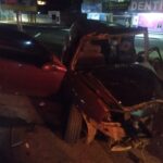 Em Tamoios, dois veículos colidem e um homem fica preso nas ferragens