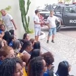 Em Cabo Frio, agentes comunitários de saúde protestam em frente à Prefeitura