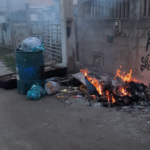 Lixeiras públicas são queimadas em Monte Alto, Arraial do Cabo