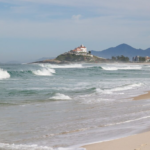 Praia de Itaúna, em Saquarema, é reconhecida como melhor praia do Atlântico Sul