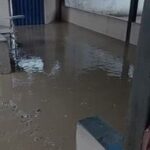 Escola municipal em Cabo Frio sofre com alagamento de esgoto após chuva, alunos e professores ficam impossibilitados de sair