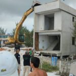 Em Arraial do Cabo, casas e quiosques são demolidos por denúncia de construção irregular