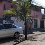 Moradores de Cabo Frio plantam coqueiro no meio da rua para protestar contra buracos no Bairro Jacaré