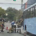 Ônibus pega fogo em frente ao prédio da Unimed, no Centro de Cabo Frio