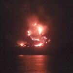 Grande incêndio atinge mata no morro da Prainha em Arraial do Cabo