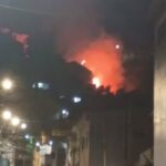 Incêndio atinge área de mata próxima a residências no Pontal do Atalaia, em Arraial do Cabo