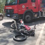 Carro perde o controle e colide com moto em Búzios