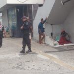 ROMU atende ocorrência e retira pessoa em situação de rua da entrada de comércio em Cabo Frio