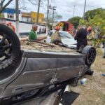 Carro capota em acidente envolvendo dois veículos e uma bicicleta em Cabo Frio