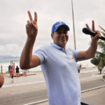 Serginho, candidato a prefeito de Cabo Frio, visita Praia do Siqueira e conversa com pescadores sobre soluções para a poluição local