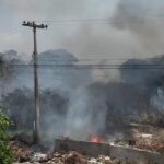 Grande incêndio atinge vegetação no bairro de Itaúna, em Saquarema