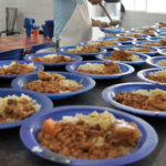 Polêmica na Educação de Cabo Frio: Merenda escolar é terceirizada com licitação superfaturada; despesas saltaram de R$ 8 milhões para R$ 47,3 milhões