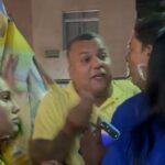 Veja o momento em que o candidato a vereador Tatá de Tamoios inicia confusão gritando com uma mulher, seus próprios apoiadores tentaram o conter ainda próximo ao comício de Magdala: