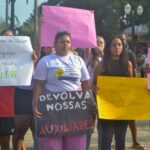 Manifestantes protestam em Araruama contra demissão de estagiários e reivindicam inclusão escolar