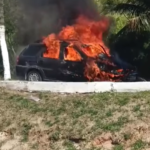 Carro pega fogo na entrada de Arraial do Cabo e causa interdição no trânsito