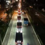 Caravana iluminada da Coca-Cola passando por Unamar, Cabo Frio