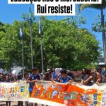 Alunos do Colégio Rui Barbosa protestam na frente da Prefeitura em defesa da escola em Cabo Frio