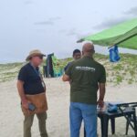 Operação conjunta notifica ambulantes e interdita cozinha clandestina no Pontal do Peró, em Cabo Frio