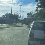 Ônibus de turismo causa transtornos no trânsito da Orla das Palmeiras em Cabo Frio