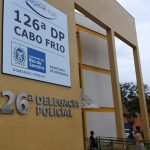 Homem é baleado na cabeça na Praia do Forte, em Cabo Frio
