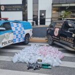 Mulher é presa com 80 kg de drogas e armas na Região dos Lagos
